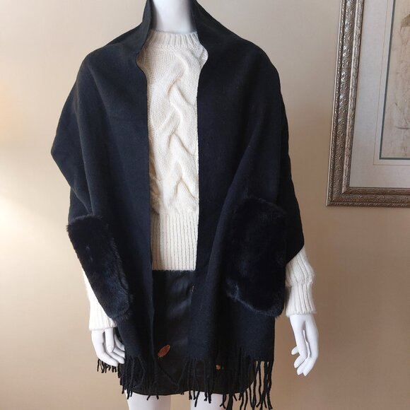 Cozy Black Winter Scarf with Faux Fur Pockets - Picture 4 of 11